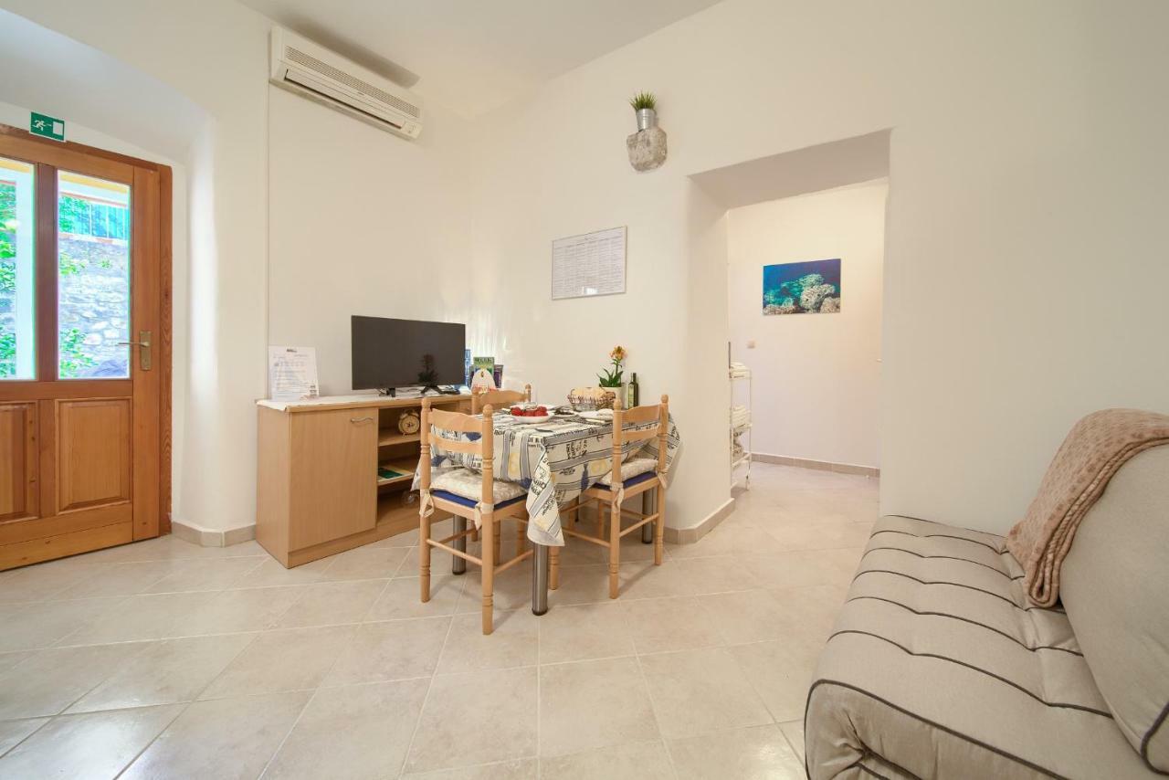 Hrast Apartamento Krk Town Exterior foto
