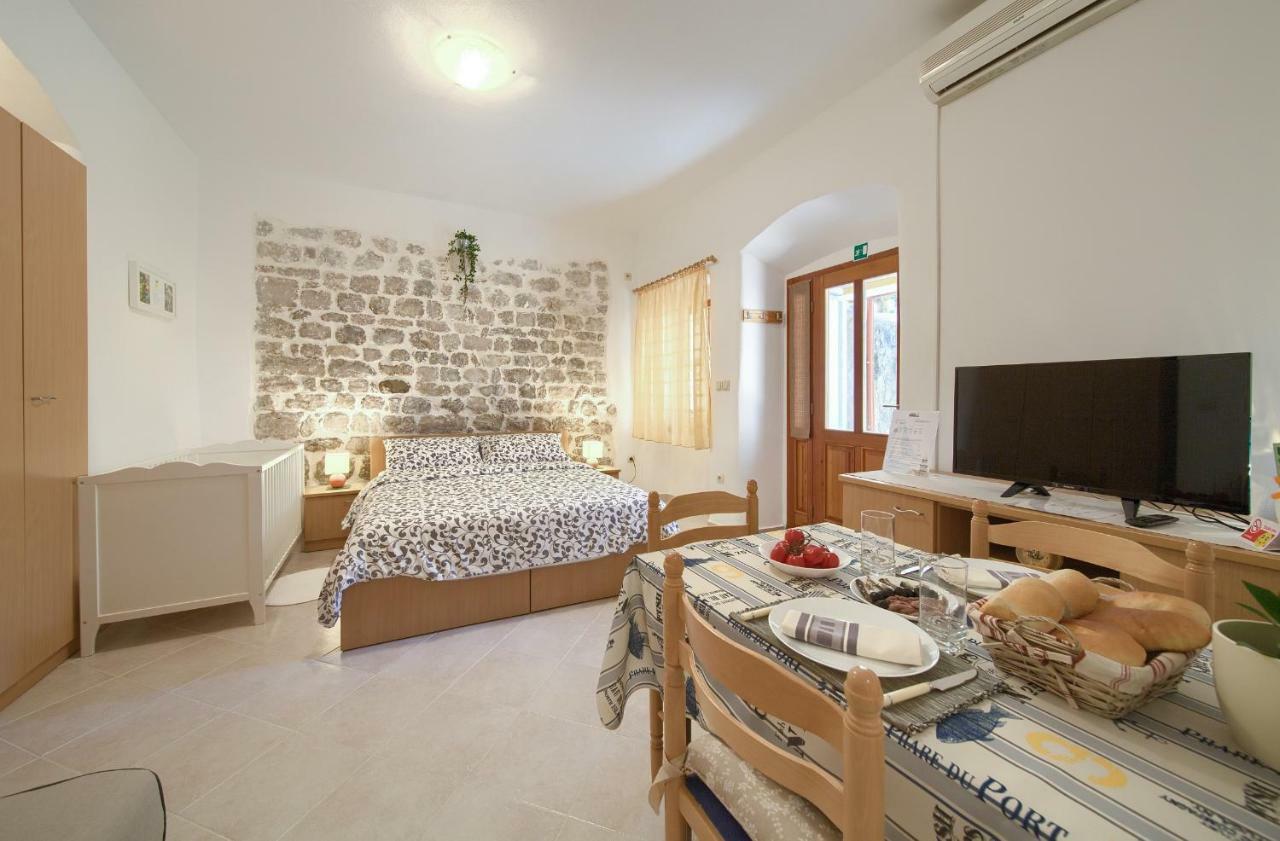 Hrast Apartamento Krk Town Exterior foto
